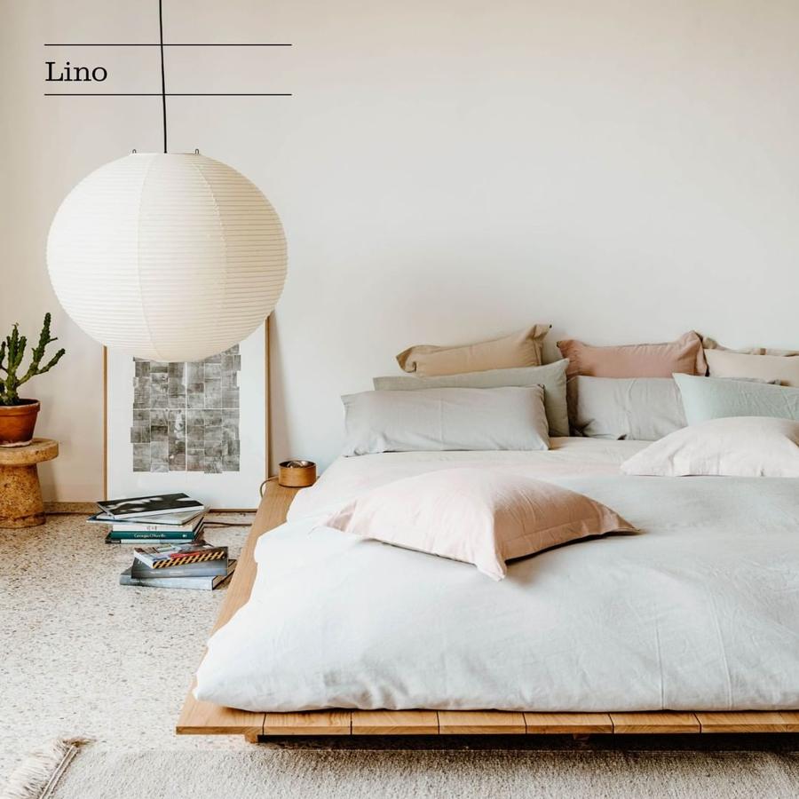 El lino llega a las sábanas de la forma más minimalista posible. Y no nos puede encantar más. Juego de sábanas de lino, disponible en múltiples tonos, (desde 89 euros).