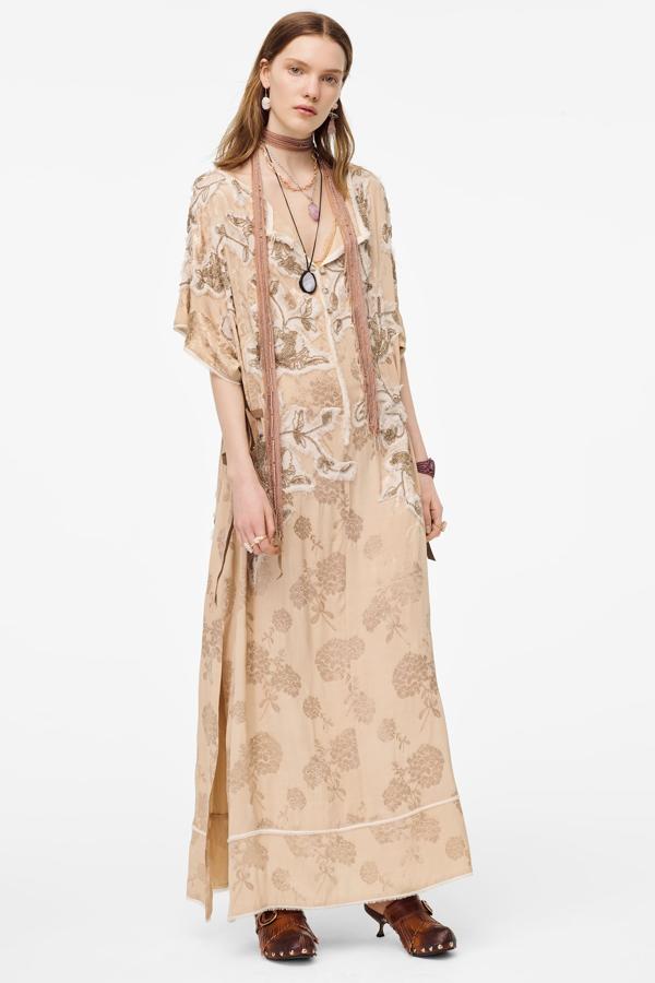 Vestido entre túnica y kimono, en tejido de jacquard con lazadas en los laterales, de la nueva colección de Zara (159 euros).