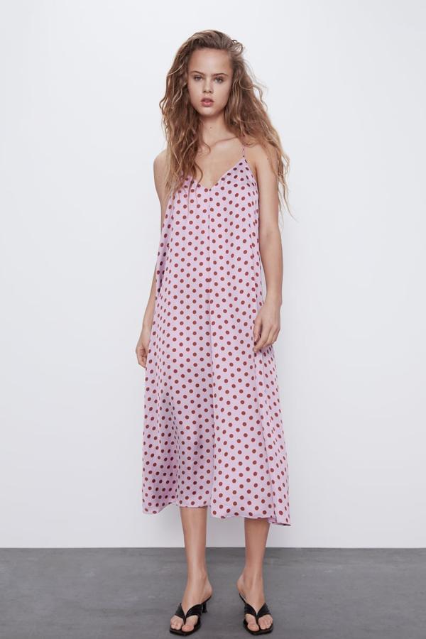 Uno de los vestidos más bonitos de la nueva colección de Zara que, además, está de rebajas: pasa de 29,95 euros a 15,99 euros. Tiene un estampado muy llamativo, de lunares rojos sobre fondo blanco, pero no hay que dejarse intimidar: con una blazer negra puede quedar espectacular.