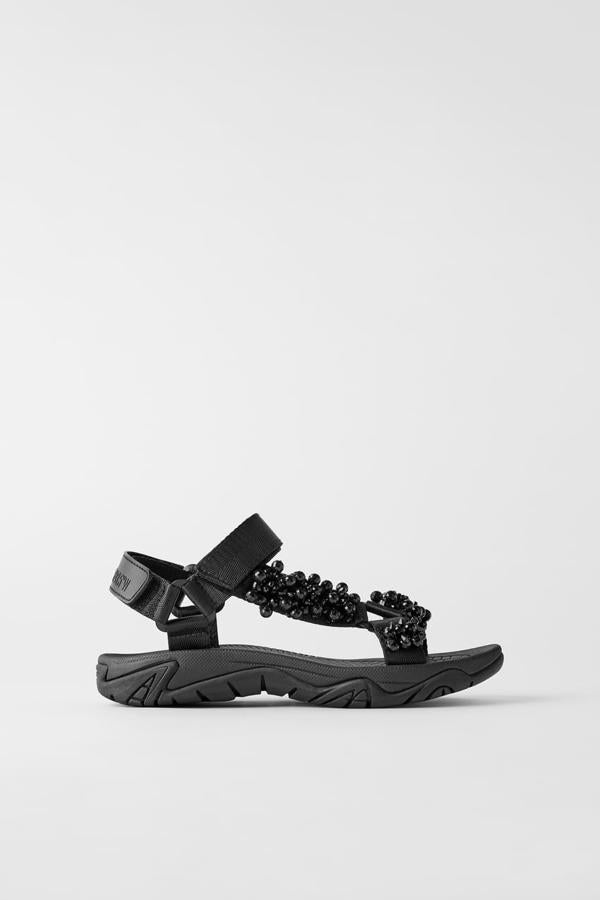 Sandalias sport negras con abalorios, de Zara (35,95 euros).