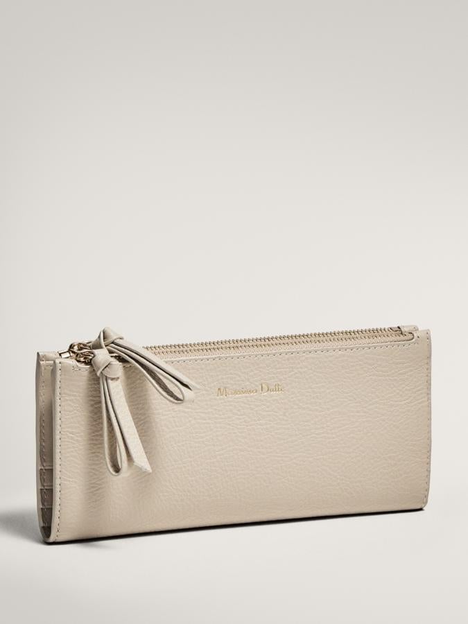 Esta cartera con doble cremallera de Massimo Dutti está confeccionada en piel bovina y tiene un precio de 39,95 euros. Con dos compartimentos principales y uno con bolsillos tarjeteros, también está disponible en color azul.