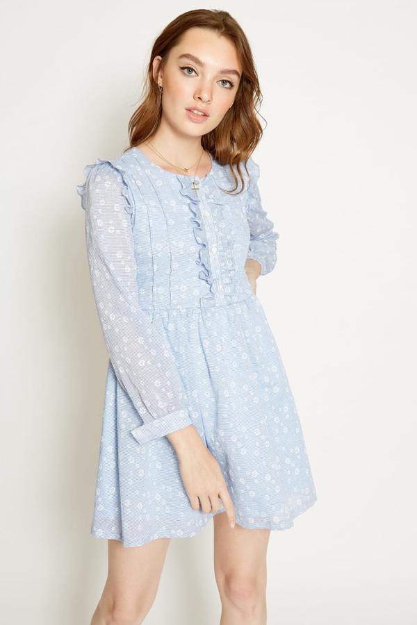 Este favorecedor minivestido en color azul y pequeños volantes se ha convertido en uno de los más deseados de la colección. De manga larga y pequeñas flores estampadas, tiene un precio de 23,97 euros.