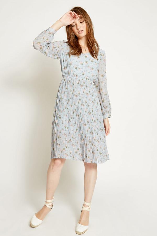 En color azul con estampado de flores pequeñas, este fluido vestido de manga larga con falda plisada tiene un precio de 29,97 euros.