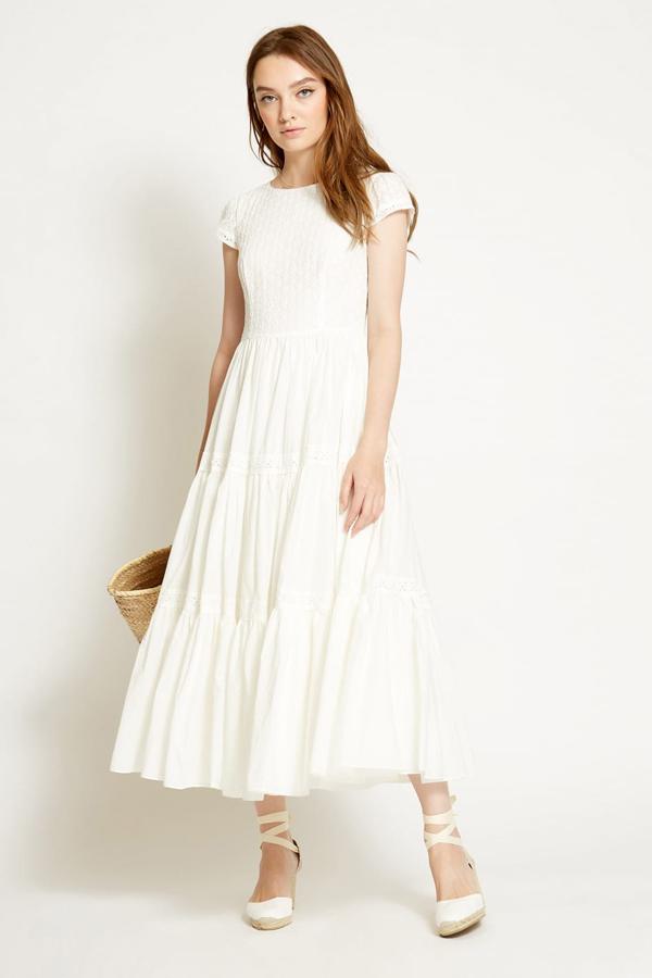 En tu fondo de armario no puede faltar un vestido blanco como este. De manga corta y corte midi, tiene un precio de 26,97 euros.