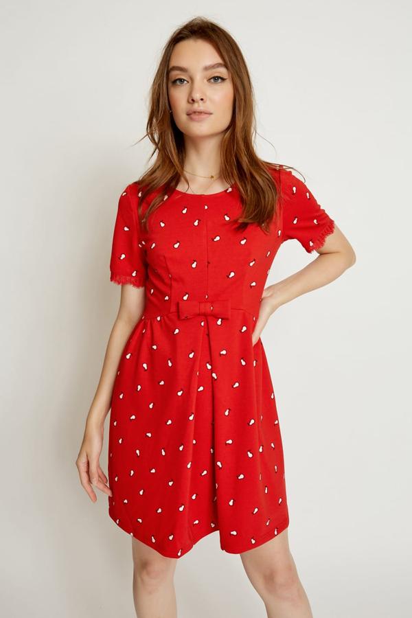 Este vestido mini de manga corta en color rojo no te dejará indiferente. Con detalle en la manga y adorno en forma de lazo en la cintura, tiene un precio de 17,97 euros.