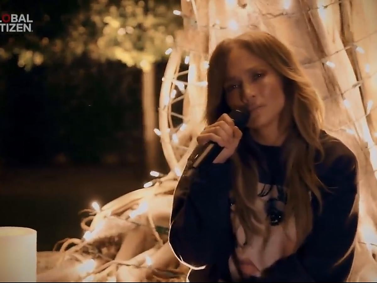 Desde el impresionante jardín de su casa, y apoyada en un iluminado árbol, Jennifer Lopez hizo una maravillosa interpretación del tema 'People' de Barbra Streisand.