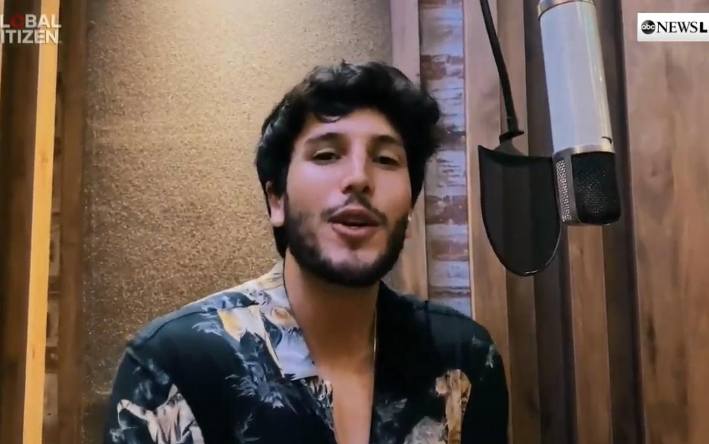 El artista colombiano, al igual que hicieron sus compatriotas Maluma o Luis Fonsi, también quiso aportar su granito. Su interpretación de 'Robarte un beso' causó sensación.