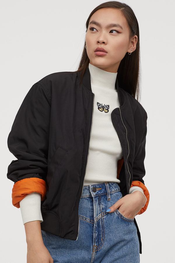 H&M nos propone uno de los imprescindible de cada primavera, una chaqueta bomber acolchada con puños y bajo con elástico. Disponible en color negro, kaki o rosa, tiene un precio de 29,99 euros.