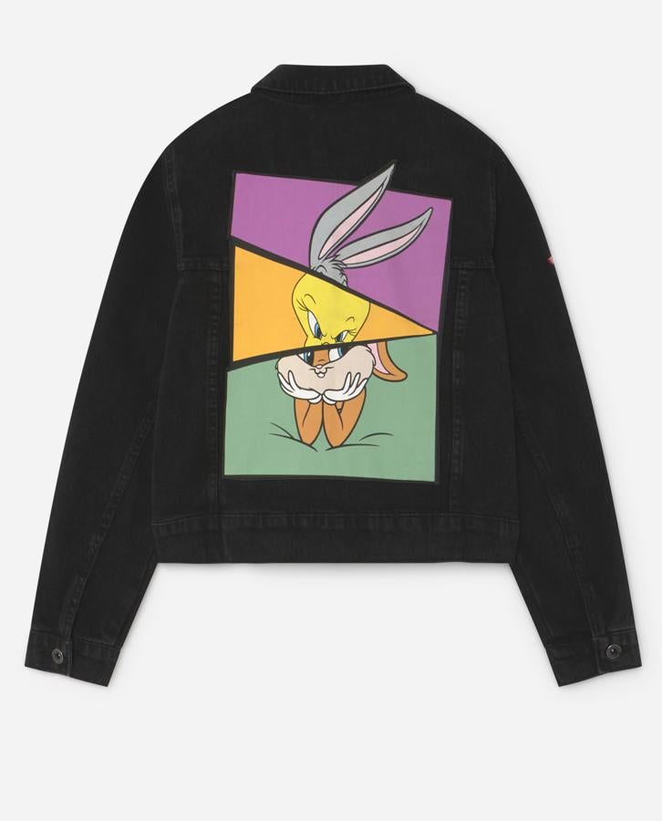 En Lefties nos encontramos con esta cazadora denim en color negro con print de los Looney Tunes en la espalda. Tiene un precio de 25,99 euros y está disponible desde la talla S a la XL.