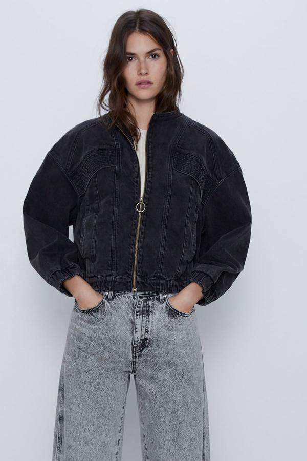 Aunque recuerda al estilo de las bomber de los años 80, esta cazadora negra de Zara es de tejido vaquero. Con cuello redondo, acabados elásticos y cierre frontal con cremallera metálica, tiene un precio de 29,95 euros y está disponible desde la talla XS a la L.
