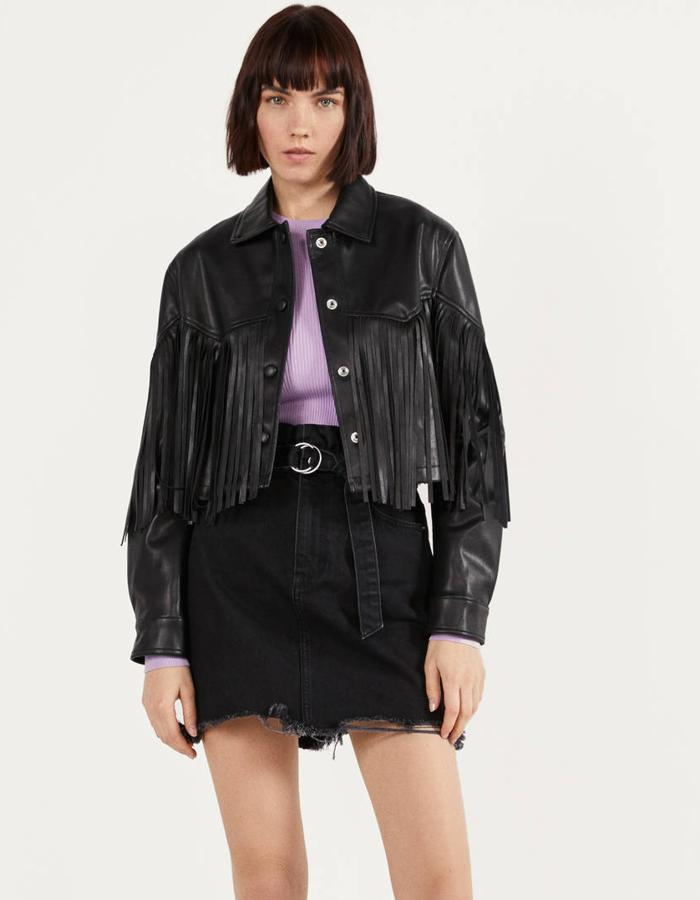 En Bershka encontramos una de las cazadoras más deseadas de la primavera. Disponible en negro y en blanco roto, este modelo de efecto piel con flecos tiene un precio de 35,99 euros y está disponible desde la talla XS a la L.