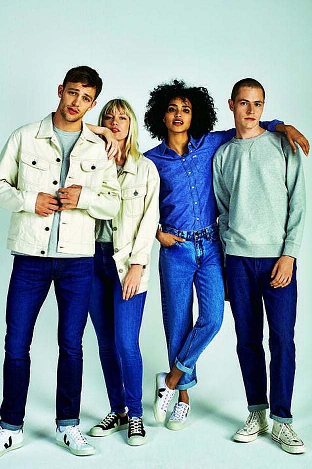 una imagen de la nueva campaña de Lee, cuya colección se compone de prendas completamente biodegradables y vaqueros tintados con un revolucionario sistema mediante espuma.