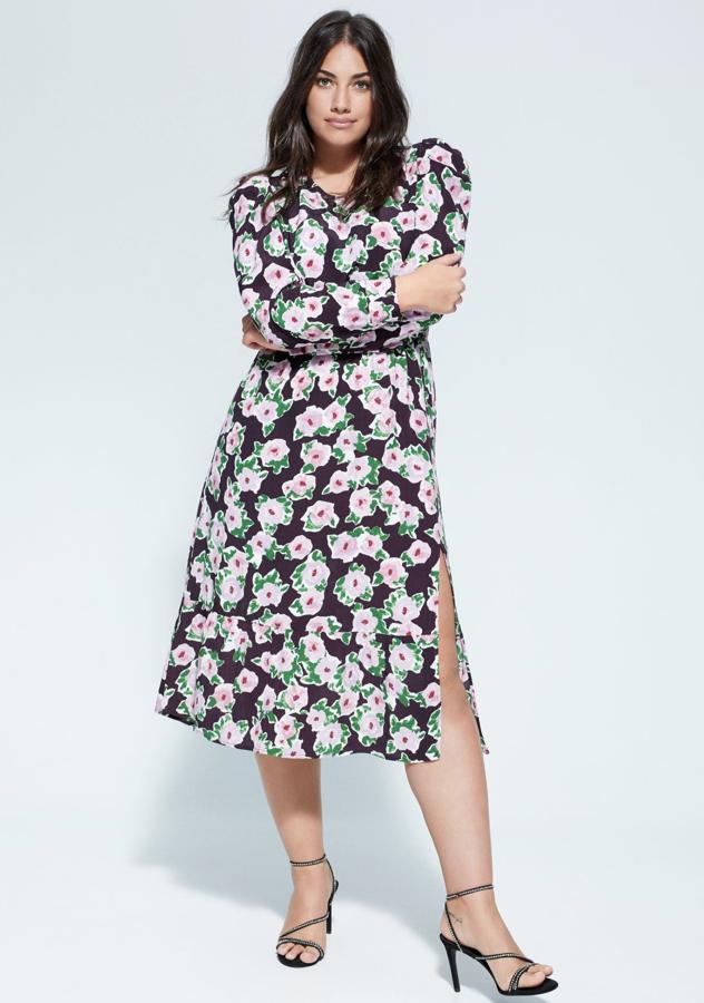 De tejido fluido y estampado floral, este vestido de manga larga con puños abotonados, tiene un precio de 49,99 euros. Tiene volante en el bajo y abertura en un lateral.