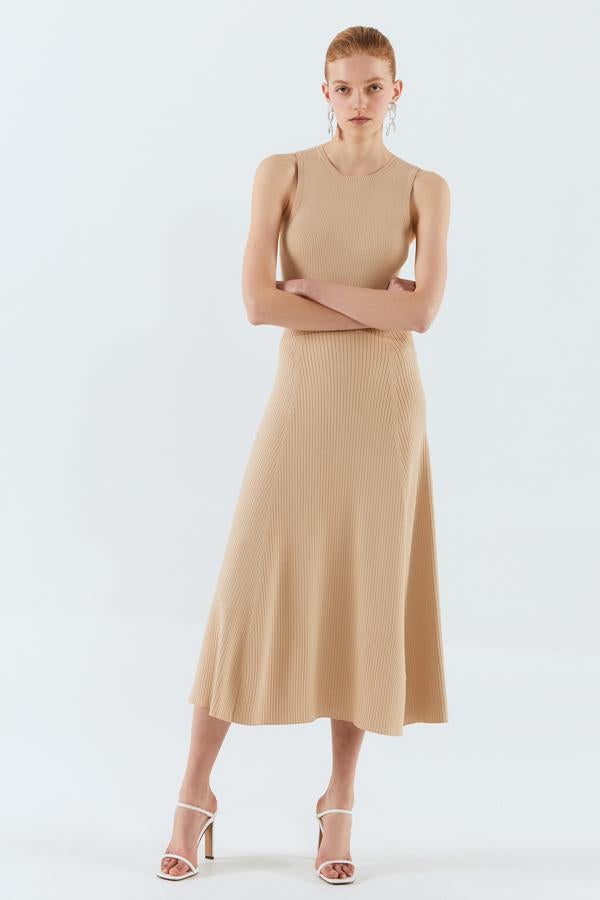 La caída de este vestido midi de punto sin mangas es espectacular. En color camel, tiene un precio de 39,99 euros y sienta de maravilla. Es de Sfera y está disponible en las tallas S, M y L.
