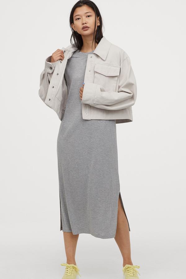 Este vestido midi en punto suave de viscosa con escote redondo está disponible en color gris claro, en negro y en verde. Con aberturas laterales y manga corta, es de H&M y tiene un precio de 14,99 euros. Desde la talla XXS a la XXL.