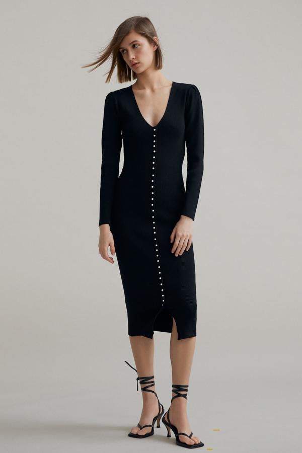 Este vestido midi de punto de manga larga de Zara está actualmente rebajado, y tiene un precio de 15,99 euros. Con escote de pico y aplicación de falsos botones tipo perla, está disponible en las tallas S, M y L.