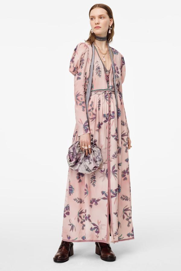 Con mangas largas abullonadas en los hombros y detalle de cintas combinadas a contraste, este vestido estampado en tonos rosas y morados tiene los acabados deshilachados y un bonito cierre frontal con botones metálicos. Cuesta 89,95 euros y está disponible entre las tallas XS y M.