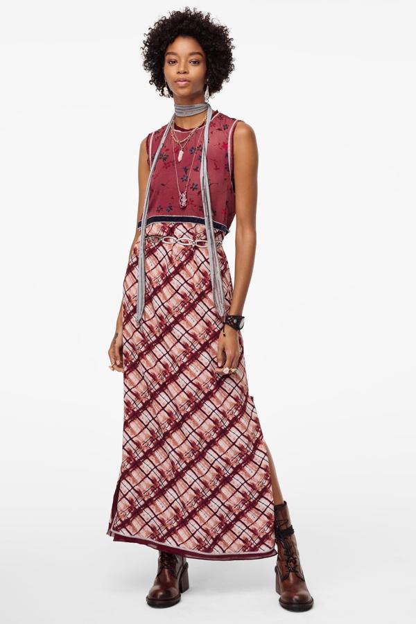 Con cuello redondo y manga sisa, este vestido también viene con abalorios combinados a contraste en la cintura. Tiene el bajo con aberturas laterales y está confeccionado en tejido fluido. Cuesta 89,95 euros y está disponible entre las tallas XS y L.