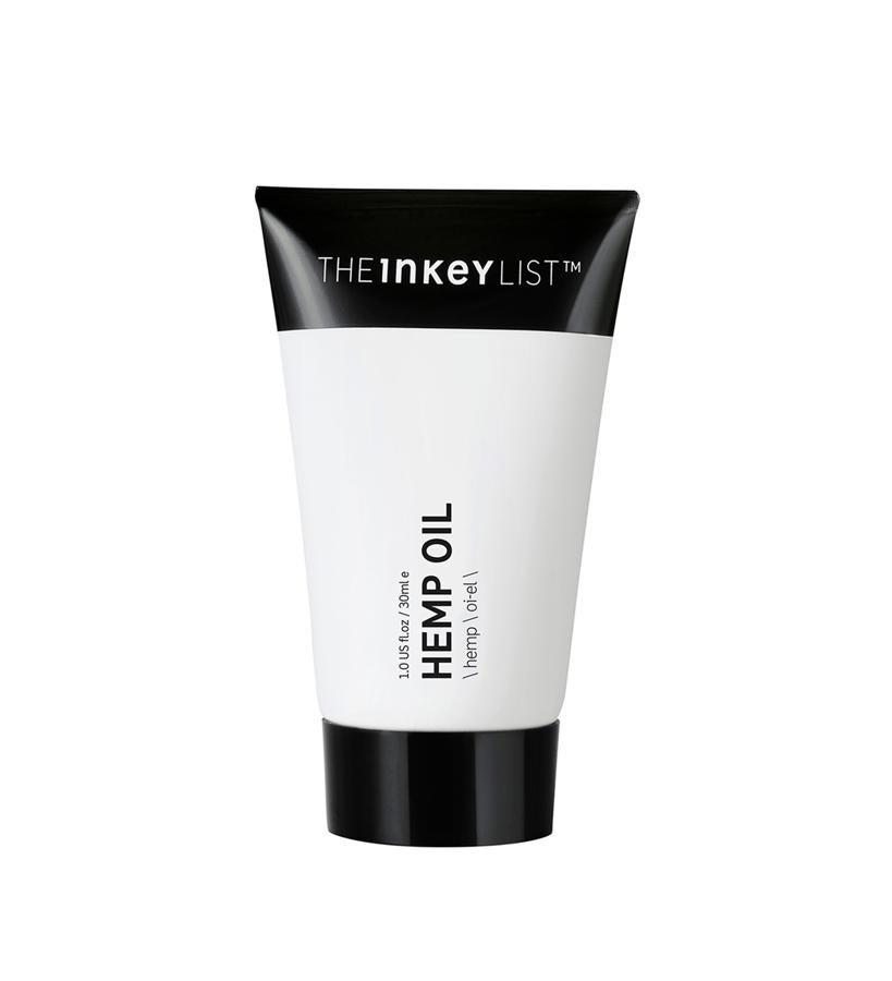 Esta crema hidratante, enriquecida con aceite de cáñamo, está indicada para pieles muy secas, deshidratadas o irritadas, que necesitan un extra de nutrición y reparación. También contiene extracto de té verde, que calma y suaviza.  Hemp Oil de The Inkey List  (9,95 €).