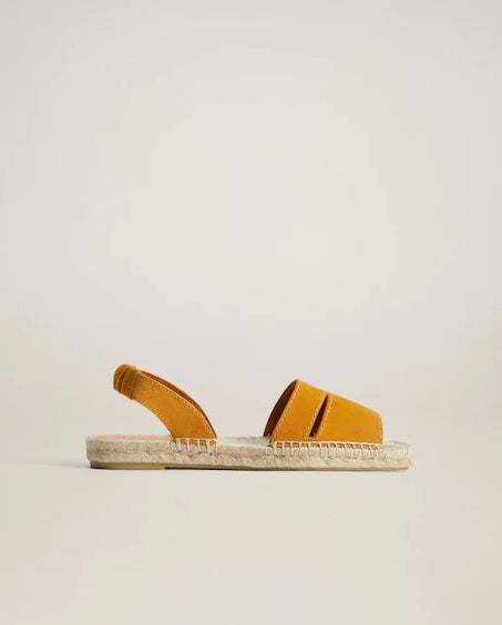 En una versión más plana y por lo tanto, aún más cómoda si cabe, encontramos estas sandalias de piel en tono mostaza de Mango. Un must para éste y todos los veranos futuros (29,99 euros).
