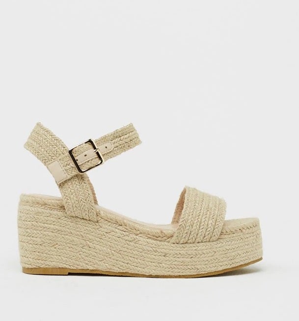 De tacón medio, cierre de hebilla y completamente forrada de esparto. Estas sandalias de Sfera elevan cualquier look a otro nivel. (21,99 euros).