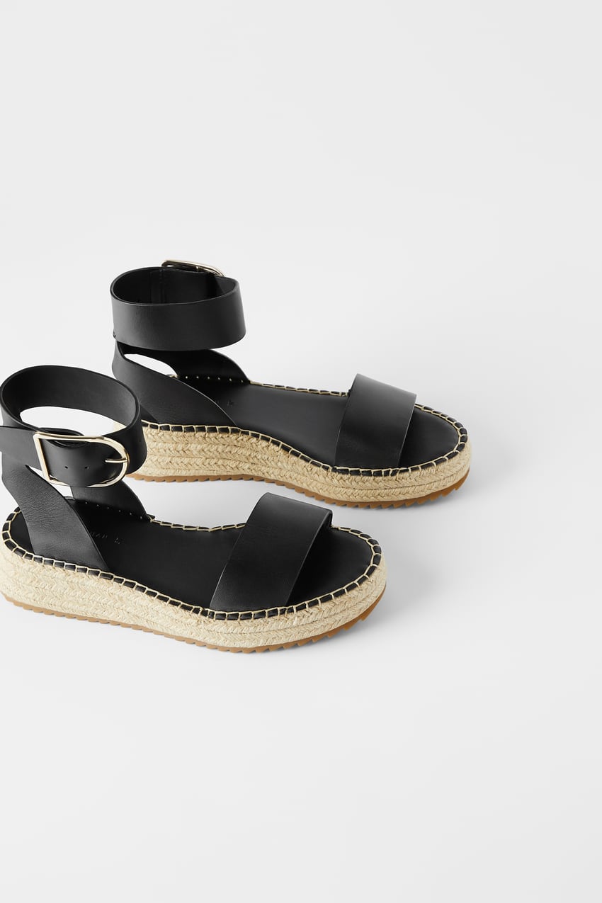 Si prefieres acertar al 100%, estas sandalias de esparto de Zara en color negro son un básico al que no se le resistirán ninguna otra prenda ni ningún otro estampado. (39,95 euros).
