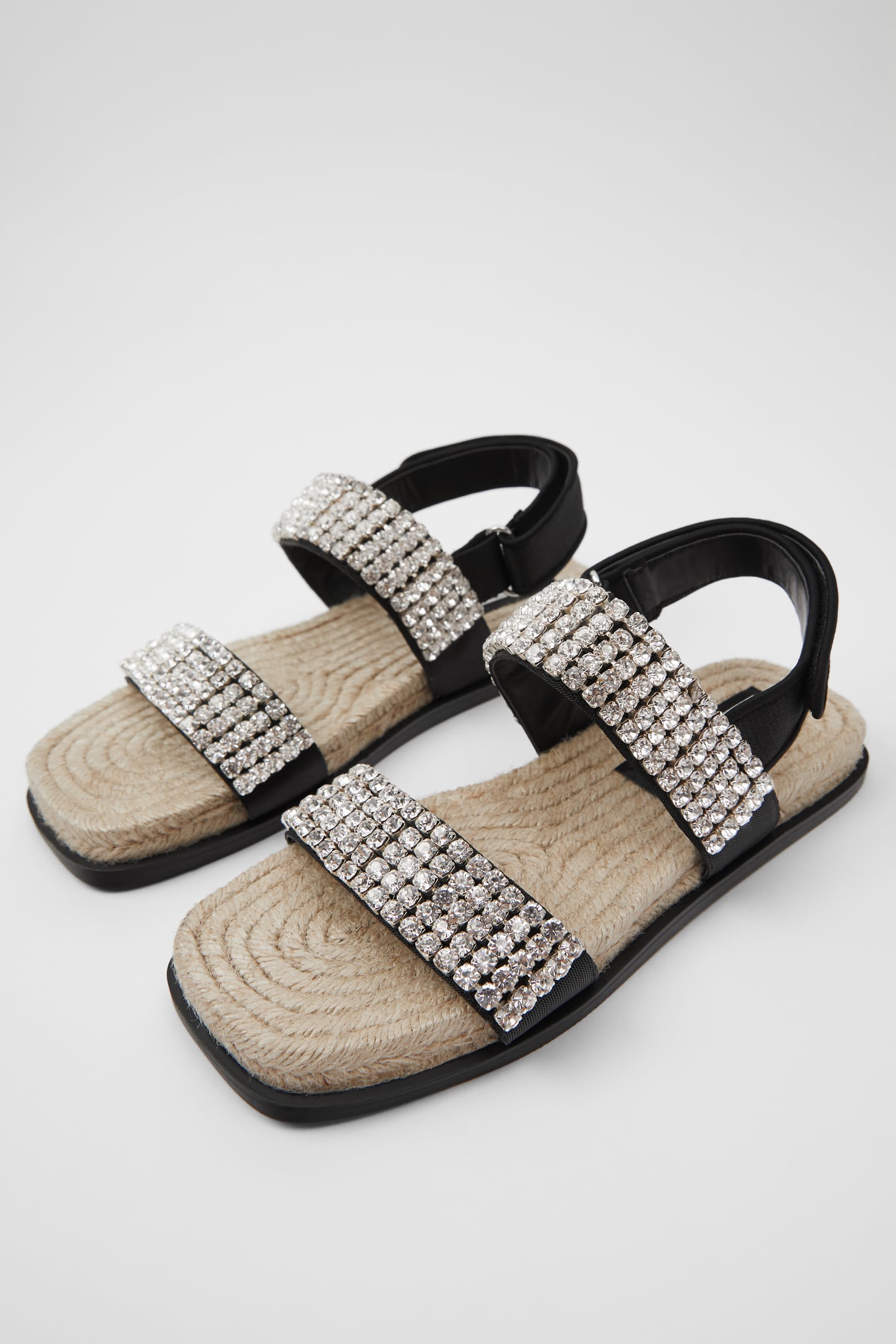 Los diseñadores de Zara han dado la vuelta al esparto con el que han revestido el interior de la suela de estas sandalias joya de nueva colección en tono negro. (49,95 euros).