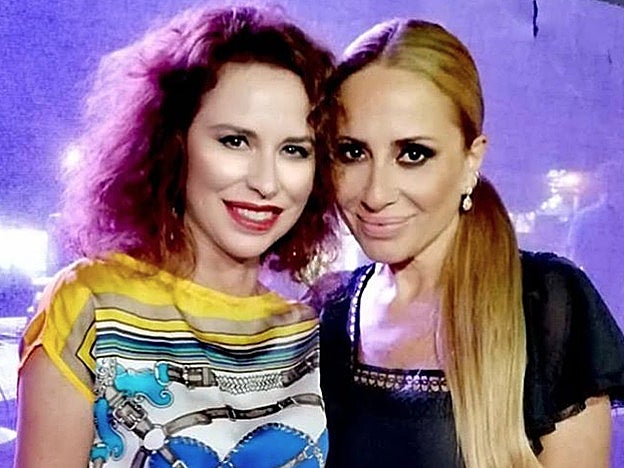 Para demostrar que ahora son amigas, Vicky Larraz y Marta Sanchez posan juntas.