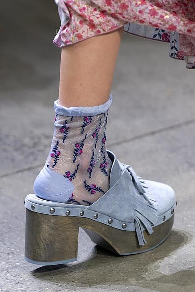 Con estampado de flores, de Anna Sui.