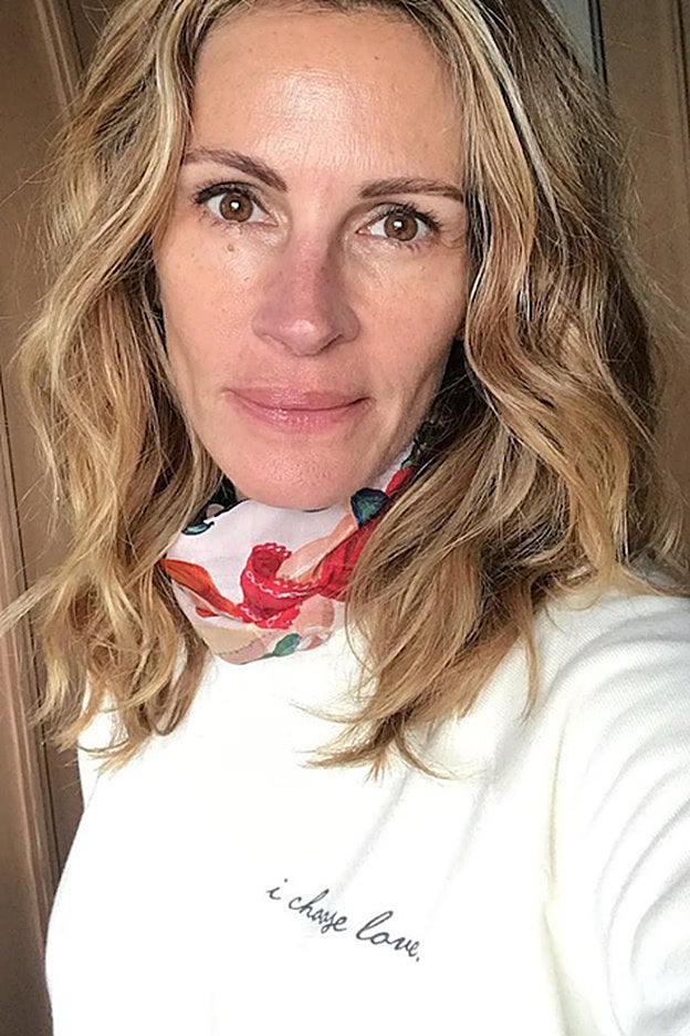 Con esta foto sin maquillaje, Julia Roberts hace campaña por una firma de moda benéfica que recoge fondos para las familias en necesidad por el coronavirus.