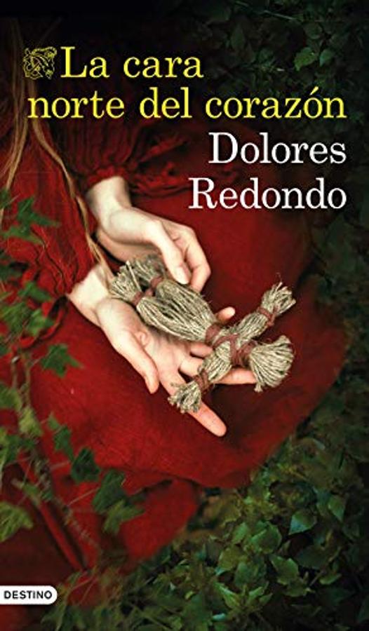 "La cara norte del corazón" de Dolores Redondo es una historia perfecta para el confinamiento. Ambientada en 2005 se sitúa antes de los crímenes del valle del Baztán y se trata de una trilogía, por lo que habrá lectura para rato. 21,75 euros.