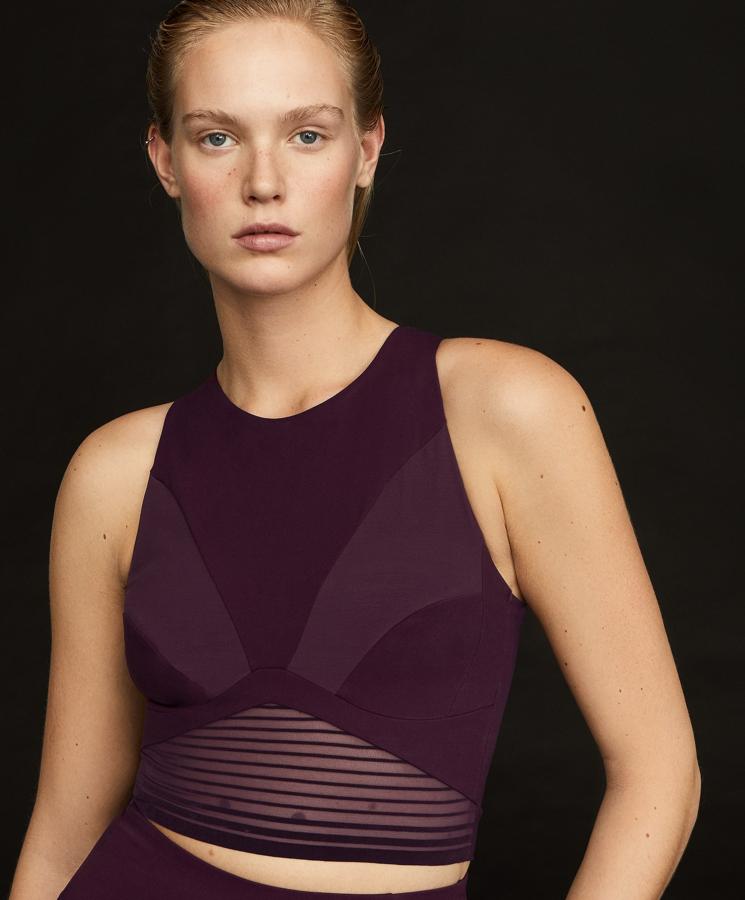 Top sujetador con formas y tejido combinados de las rebajas de Oysho (20,99 euros).