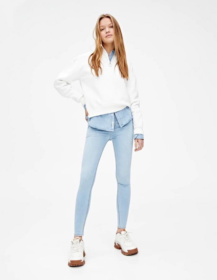 El diseño skinny no podía faltar en esta selección, y estos jeans de tiro alto son de Pull & Bear. En azul claro, de 19,99 euros ha pasado a 9,99 euros y está disponible entre las tallas 32 y 42 aunque la 38 y 40 se están agotando.