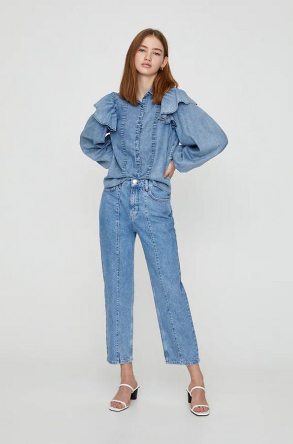 En lavado azul con detalle de costuras en la pernera y cintura contrabillas, este pantalón slouchy de Pull&Bear costaba 29,99 euros y ahora cuesta 19,99 euros. Está disponible entre las tallas 32 y 42.