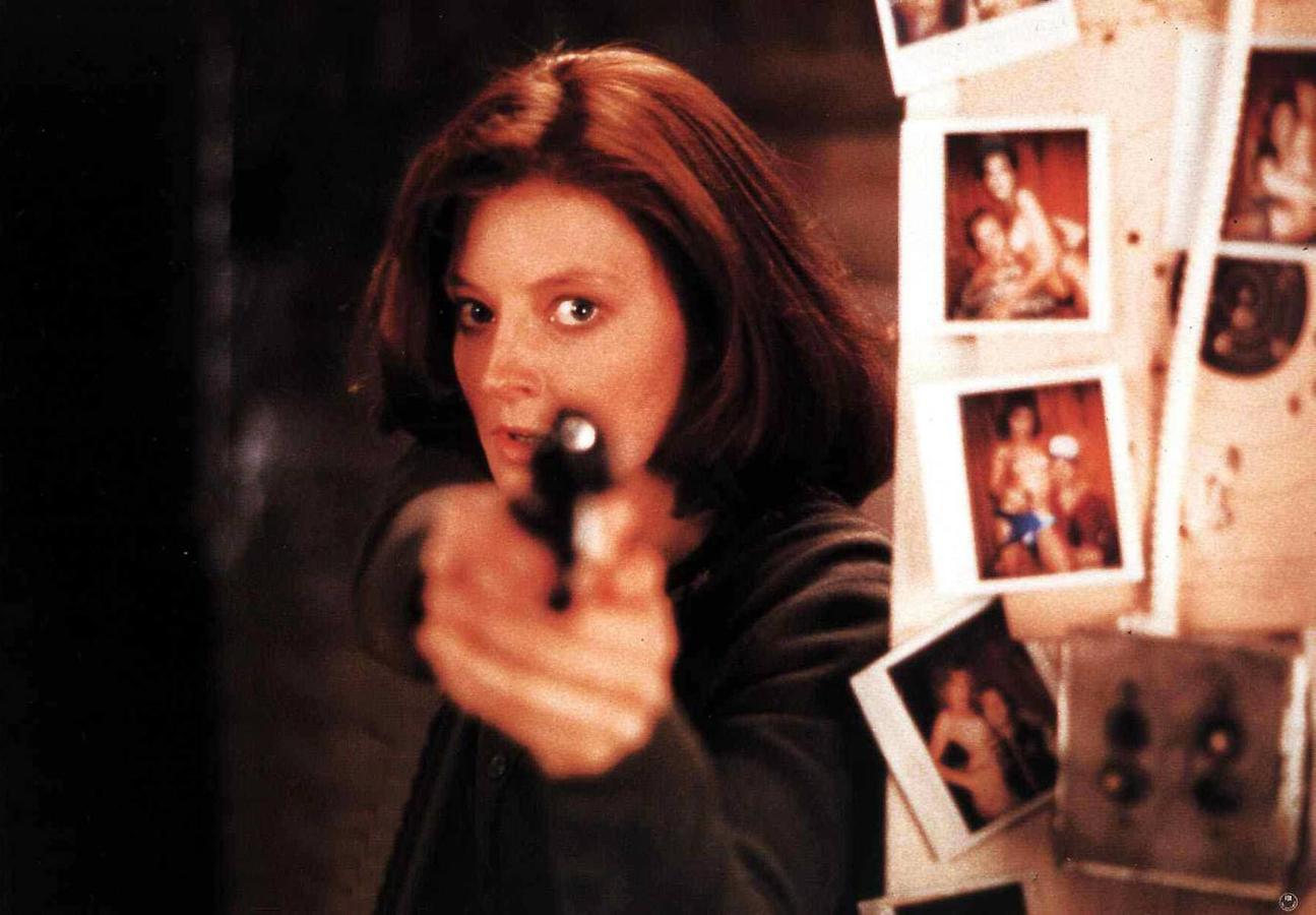 El escritor  Thomas Harris  creó uno de los personajes más fascinantes que ha dado la ficción. Hannibal Lecter es un psicópata con tendencia a comerse a sus víctimas, pero su palabrería culta y sus modales refinados son capaces de seducir a cualquiera. Si no, que se lo digan a la policía novata Clarice Starling. Harris dedicó al personaje hasta cuatro libros. El director  Jonathan Demme  llevó al cine el segundo, con unos maravillosos  Anthony Hopkins  en el papel de Lecter y  Jodie Foster  en el de Clarice. La película se llevó cinco Óscar. El libro puedes encontrarlo en  Amazon .