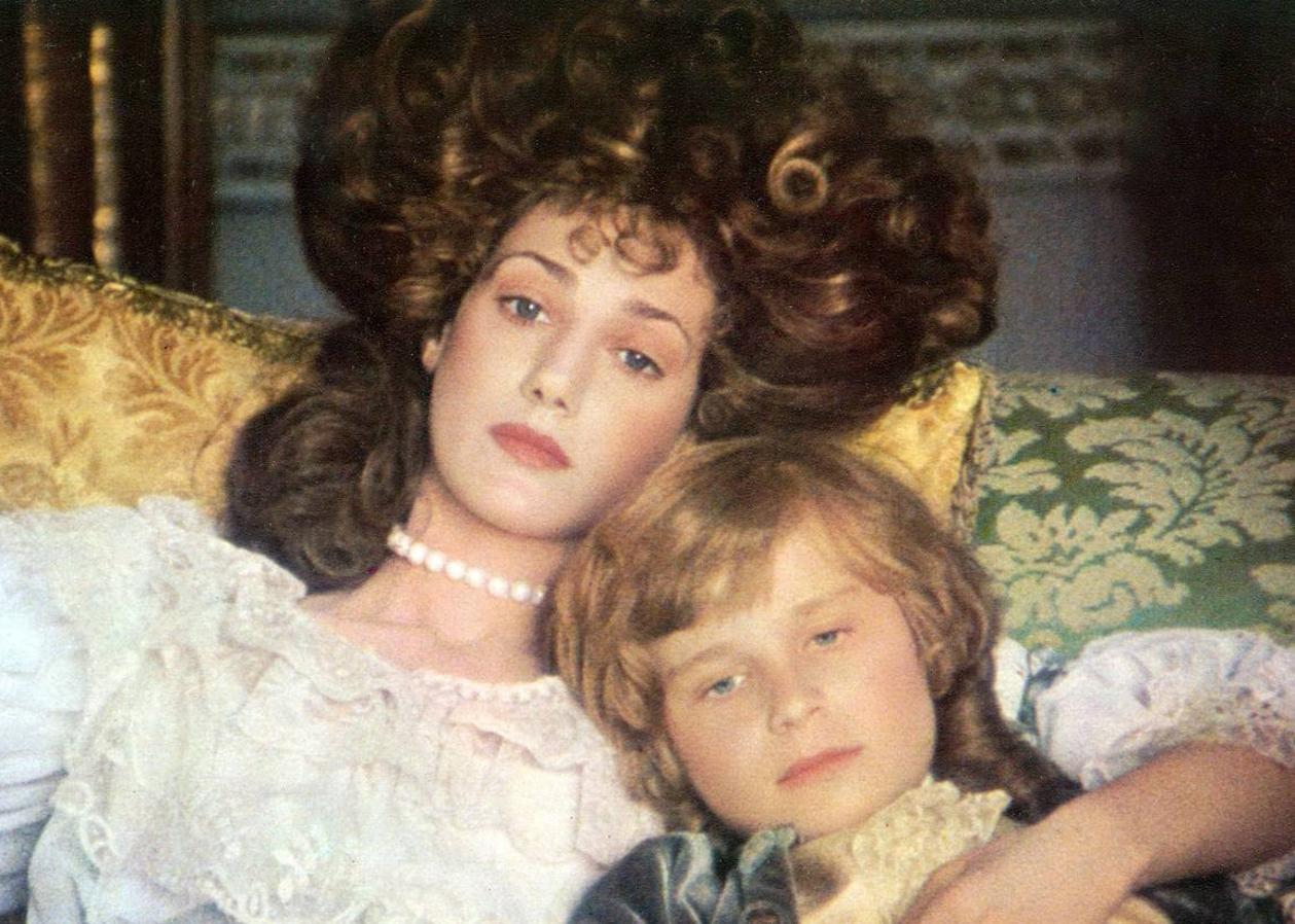 “La suerte de Barry Lyndon”, publicado en 1844, es un  libro  satírico y picaresco del escritor británico  William Makepeace Thackeray.  En 1975,  Stanley Kubrick  pasó la historia por su personal filtro y la convirtió en melancólica y decadente, con aire costumbrista, y con  Ryan O’Neill  en el papel principal. Hoy es un exquisito ejemplo de cine de época, con una ambientación prodigiosa y unos vestidos y pelucones que quitan el hipo. Por algo se llevó cuatro Óscar “artísticos”: Vestuario, Fotografía, Banda Sonora y Dirección Artística.