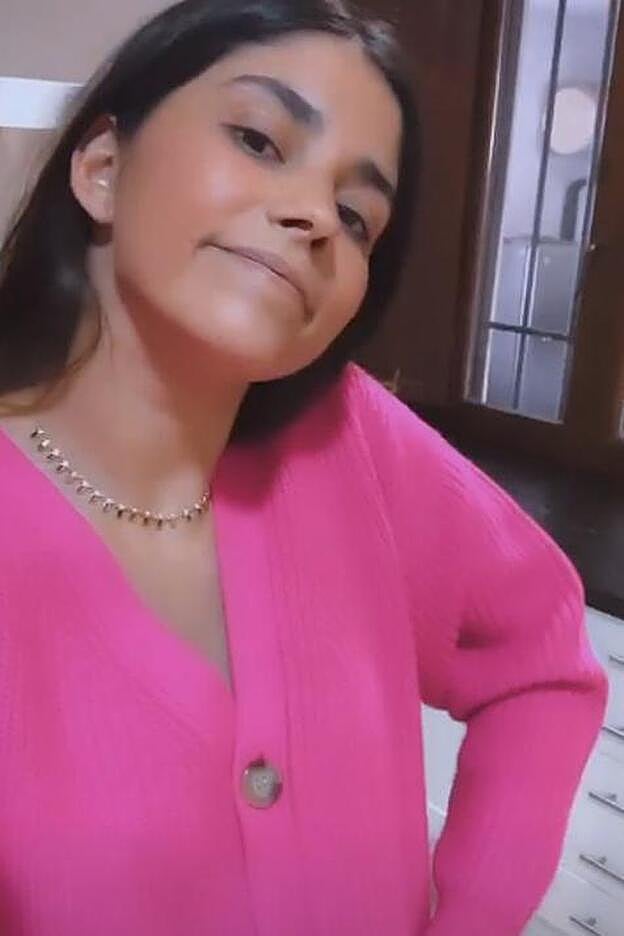 Otra captura de la infñuencer con la chaqueta.