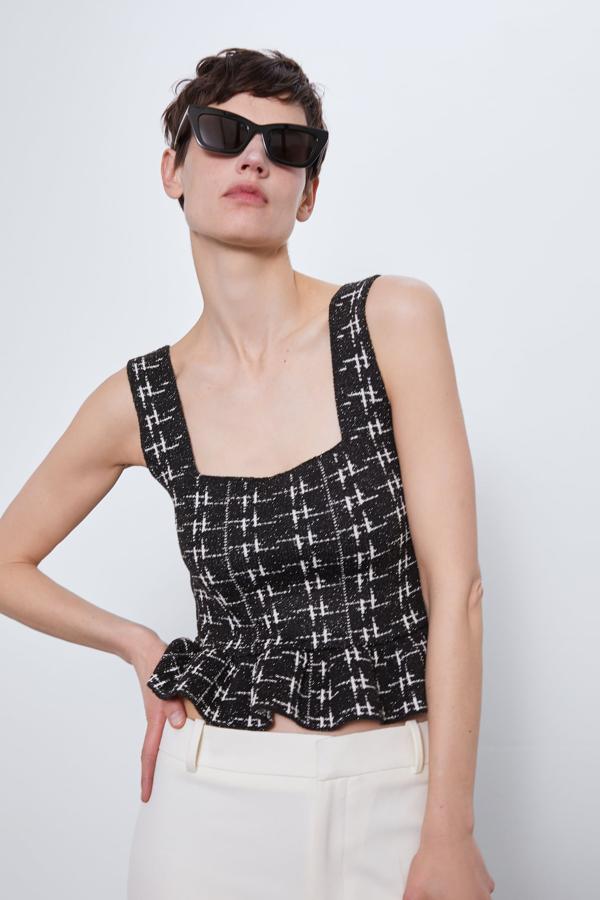 De tirantes y corte peplum, este top imita al tweed con entrecalado de hilo metalizado (15,95 euros).