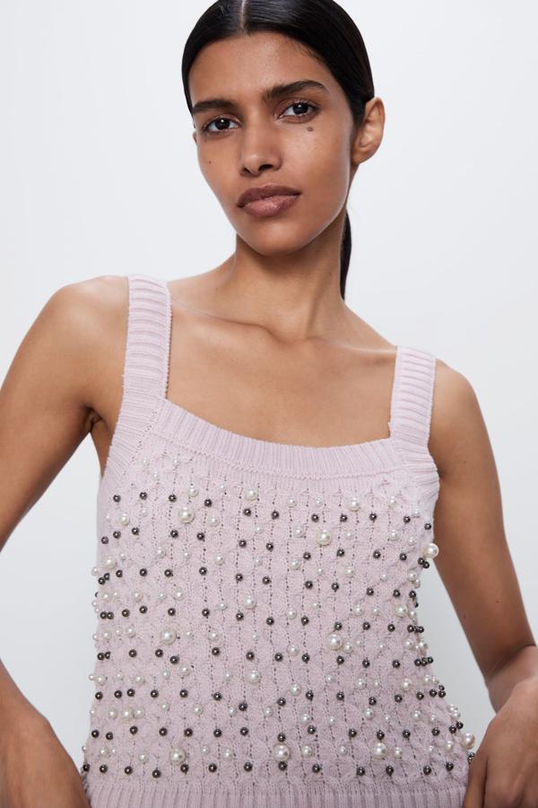 Uno de los más sofisticados de la colección es este top de punto ligero y perlas en blanco y plata (22,95 euros).