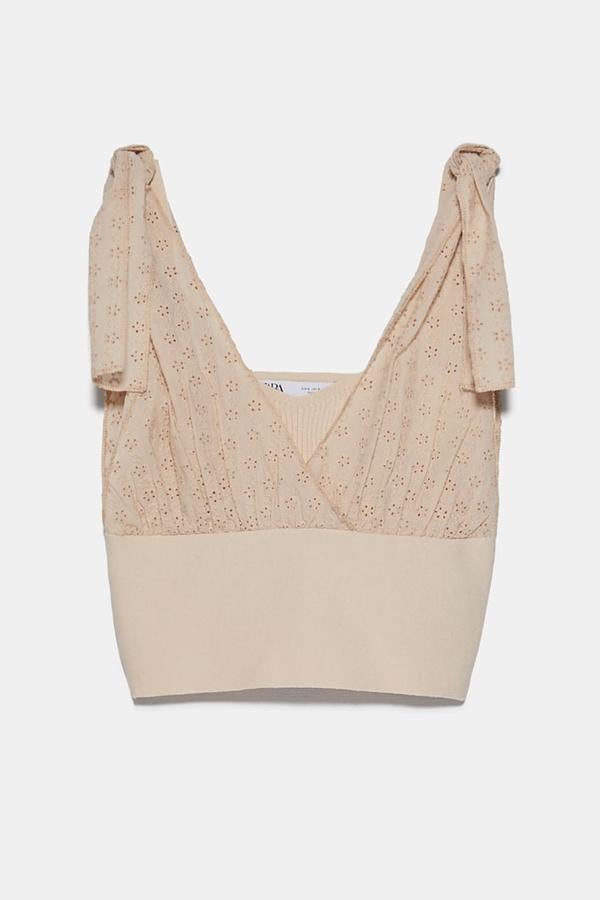 Combinado, con base de punto y cuerpo de tela con calados y tirantes de lazada (22,95 euros).