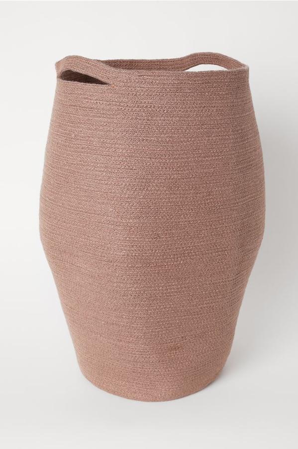 Cesta para la ropa sucia hecha de yute, (29,99 euros).