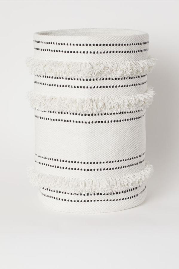 Cesta para la ropa sucia, (49,99 euros).