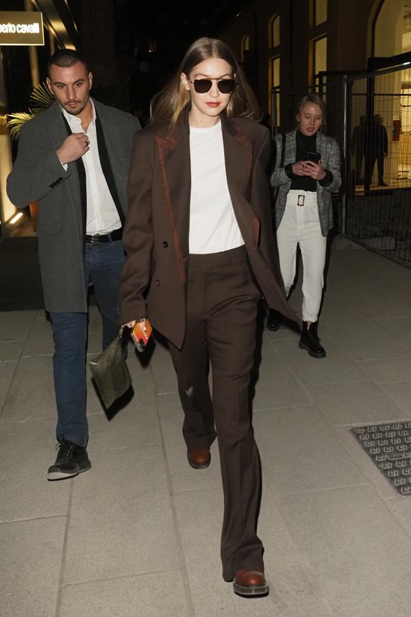 Con un sencillo traje marrón que combina con camiseta blanca.