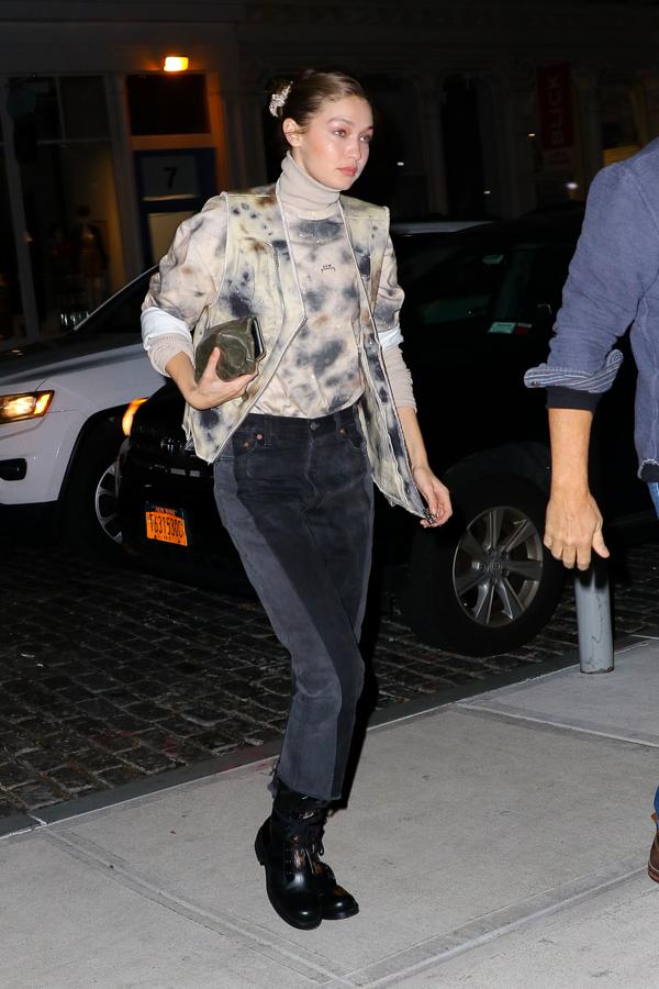 Con vaqueros bicolor que combina con chaleco y top a juego con efecto tie-dye.