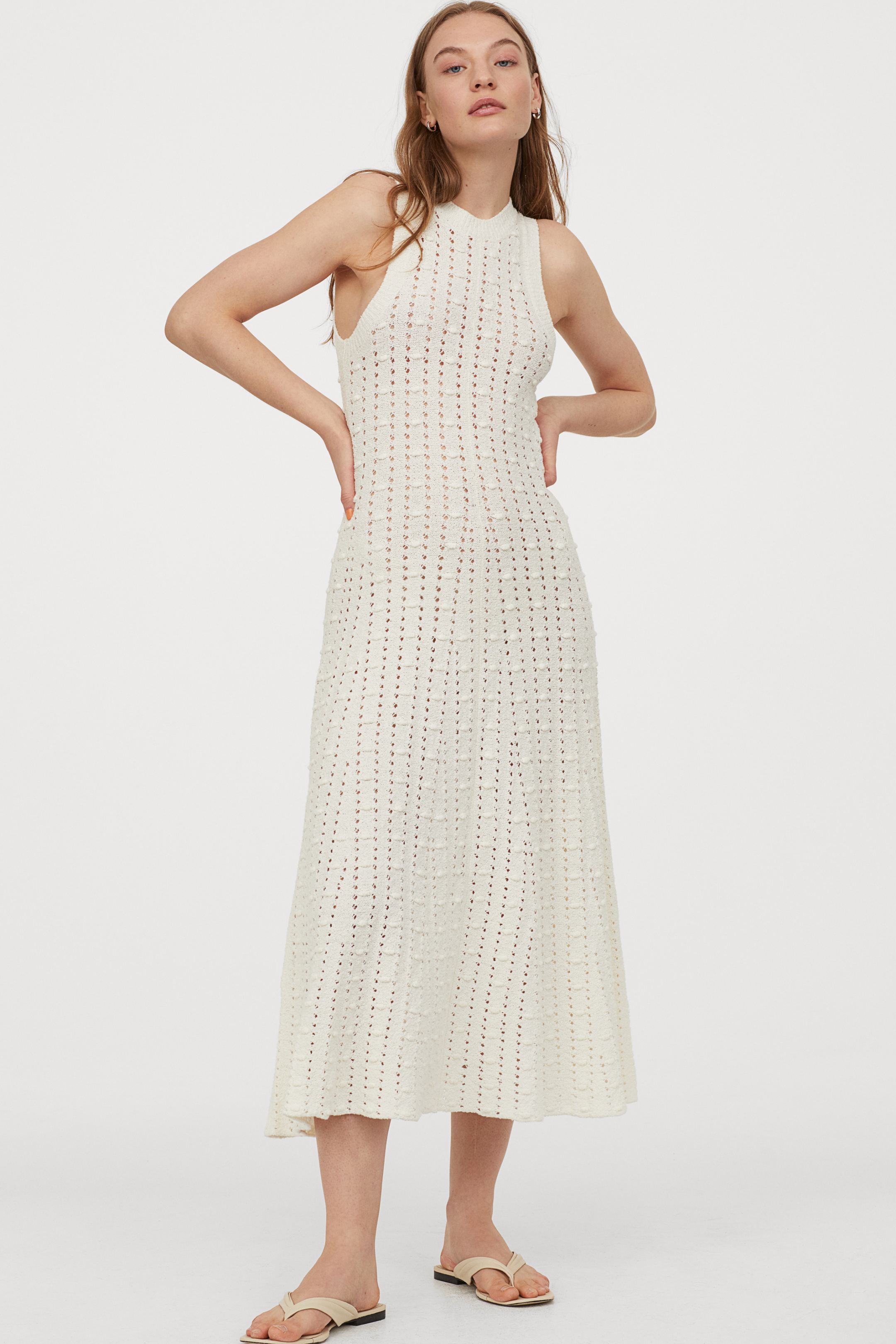 Vestido blanco de H&M con tejido de punto calado. (59,99 euros).