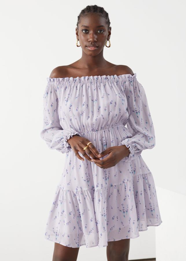 Vestido mini de gasa en tonos lila con goma en escote y cintura (89 euros).