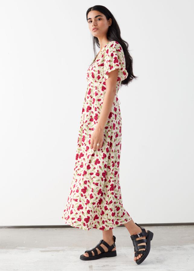 Vestido largo estampado con escote en V (89 euros).