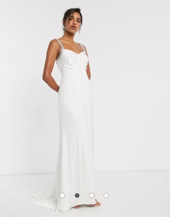 Vestido de novia con espalda en V y detalle de tirantes con cristales de ASOS EDITION (207,99 euros), disponible  aquí .