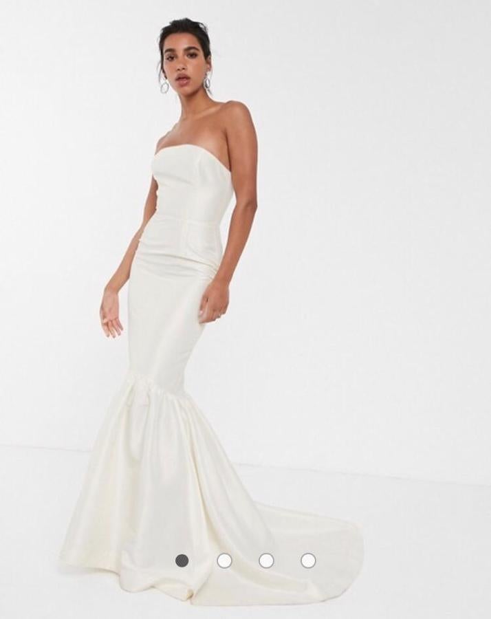 Vestido de boda palabra de honor con bajo acampanado de ASOS EDITION (207,99 euros), disponible  aquí .