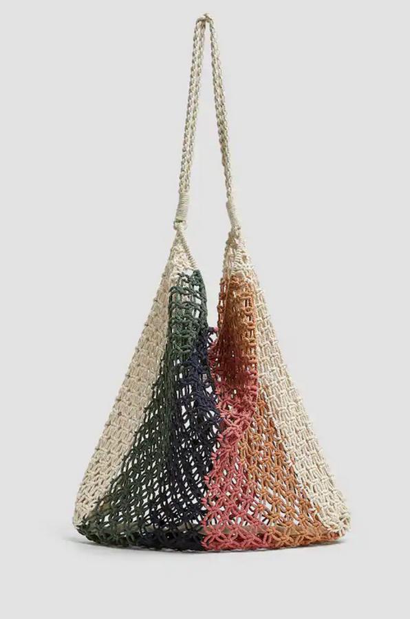 Entre nuestros favoritos está este bolso formato shopper de rejilla multicolor y asas de hombro sin forro interior. Cuesta 22,99 euros y solo está disponible en la web de la firma.